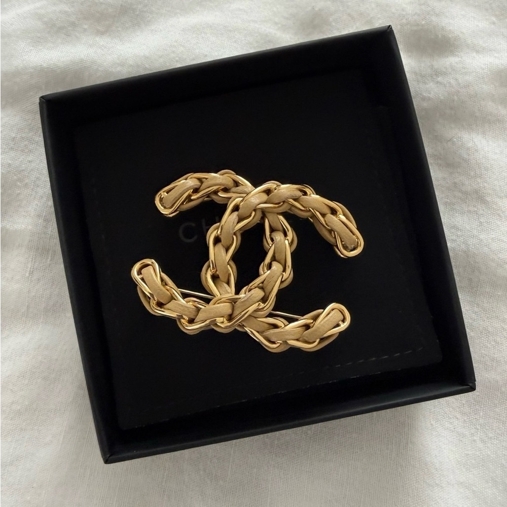 CHANEL Gold and Leather Interlocking Chain Logo Brooch